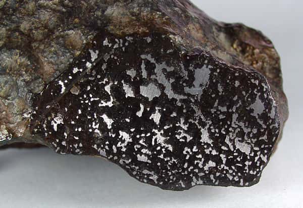 La météorite NWA 2993 est une achondrite particulière dans laquelle on trouve une sorte de réseau rempli de fer entre des zones rocheuses. © T. E. Bunch, 2008