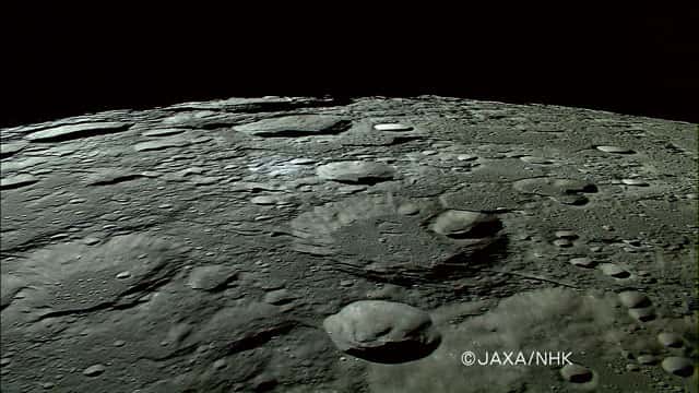Image du survol de la Lune par la sonde japonaise Kaguya. Crédit Jaxa