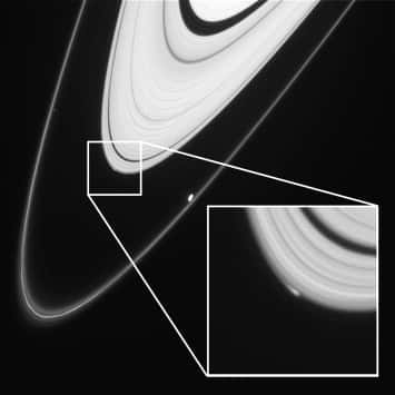 Vue d'ensemble de la région photographiée par Cassini le 15 avril 2013. Sur le bord de l'anneau A, on peut observer Peggy, une possible petite lune en formation à environ 136.600 km de la surface de Saturne. Plus étroit et fin, on distingue en dessous l'anneau F où évolue Prométhée. © Nasa, JPL-Caltech, <em>Space Science Institute</em>