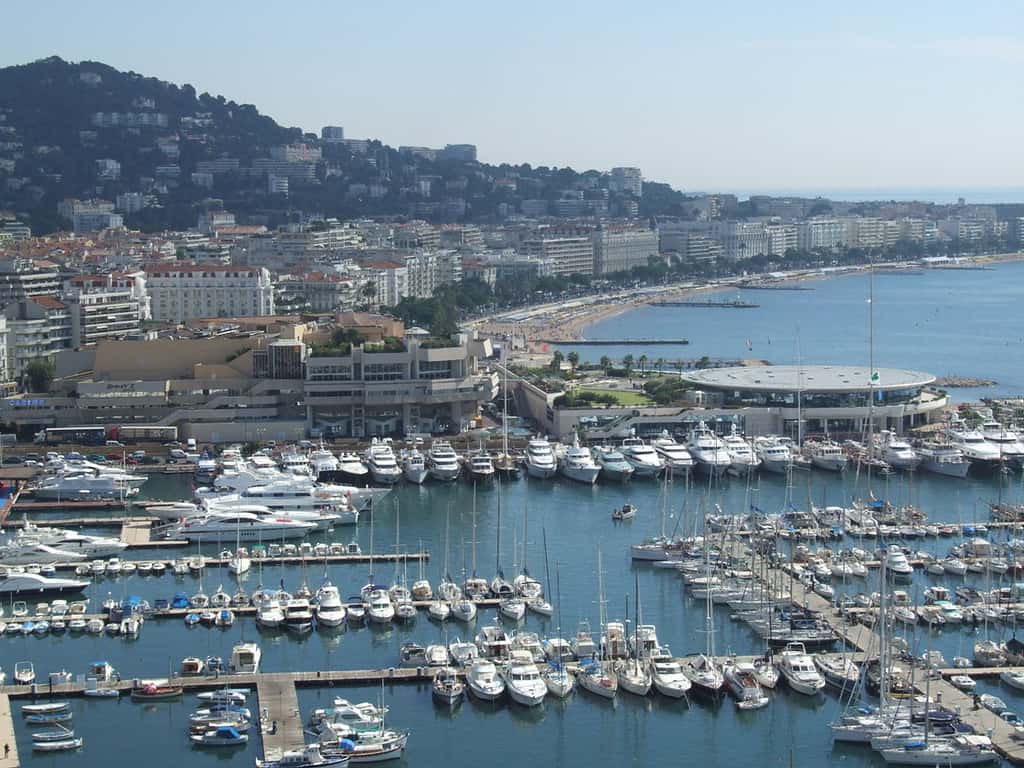 Le port de Cannes, avec le Palais des festivals et des congrès. © Christophe.Finot, CC by-nc-sa 2.5
