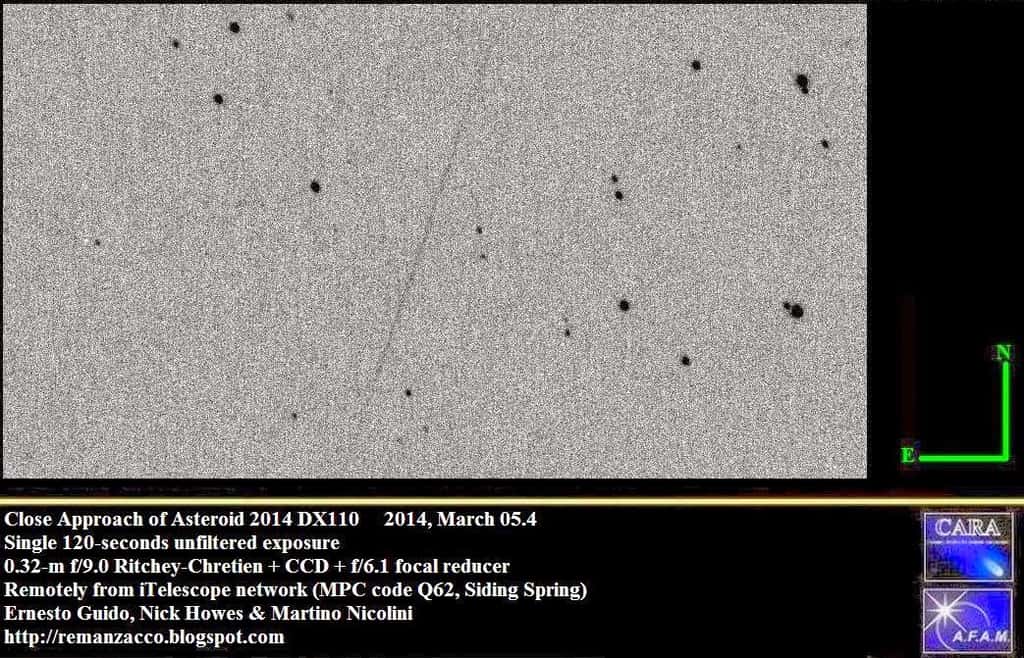 Une image de l'astéroïde 2014 DX110 prise le 5 mars 2014 par un télescope de l'observatoire de Siding Spring, en Australie. Comme l'indique la légende, l'instrument de 32 cm de diamètre fait partie du réseau iTelescope (<em>iTelescope Network</em>), identifié sous le code Q62. De type Ritchey-Chrétien, il a été piloté à distance par les trois astronomes mentionnés en légende : Ernesto Guido, Nick Howes et Martino Nicolini. L'image, issue d'une pause de 120 s, a été publiée sur le blog de l'<em><a href="http://remanzacco.blogspot.fr/2014/03/close-approach-of-asteroid-2014-dx110.html" title="Close Approach of Asteroid 2014 DX110" target="_blank">Associazione friulana di astronomia e meteorologia</a></em>. © Afam