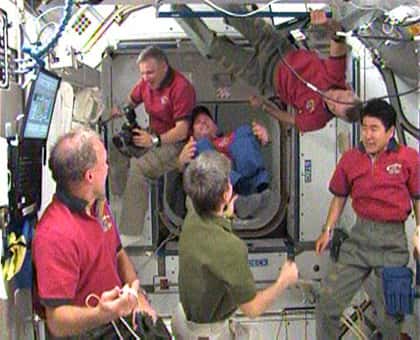 L'équipage d'Endeavour (mission STS-123) rejoint l'expédition 16 de l'ISS. © Nasa TV