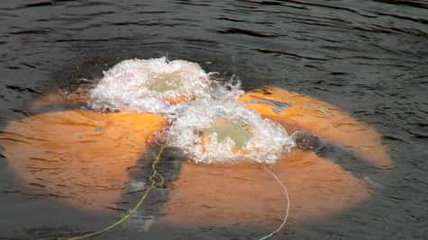 DepthX, en mai 2007, s’enfonce sous l’eau, paré pour une exploration sans assistance humaine jusqu’à 318 mètres de profondeur. Crédit : Jackson School of Geosciences