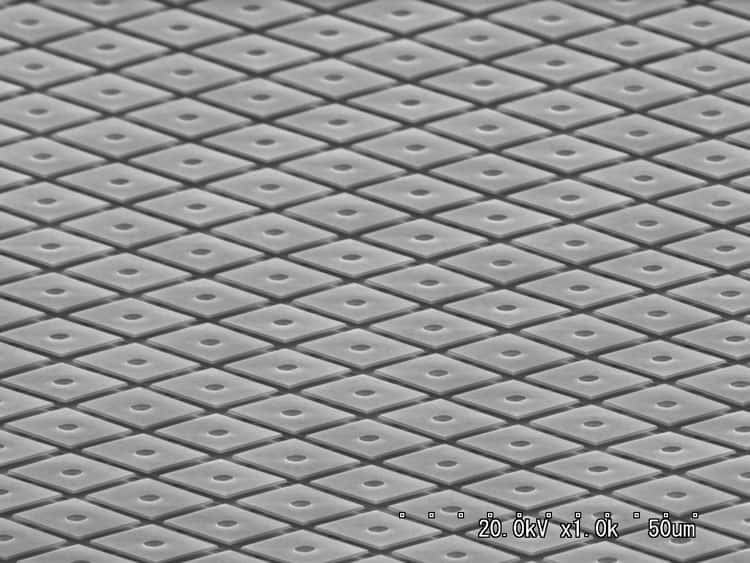 Un pavage de miroirs, vu en microscopie électronique. Chacun mesure 16 microns de côté. Leur fabrication repose sur les mêmes procédés que la gravure de puces électroniques. © Nikon