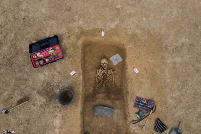 Vue zénithale d'une sépulture gauloise du IVe siècle avant notre ère, en cours de fouille, Buchères (Aube), 2013. © Denis Gliksman, Inrap