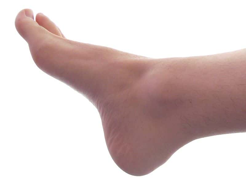 Non, la taille des pieds masculins n'est pas corrélée à celle du phallus. © Aleser, <em>Wikimedia Commons</em>