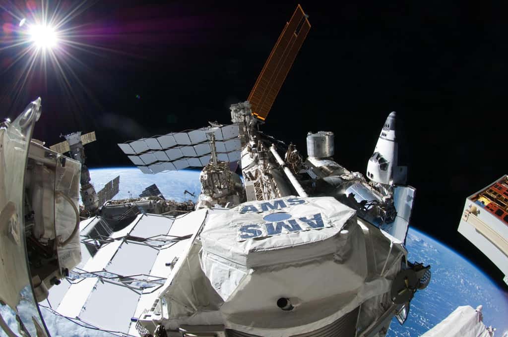Une vue du détecteur de rayons cosmiques AMS à bord de l’ISS. Il traque des signes indirects de l’existence des wimps. © Nasa