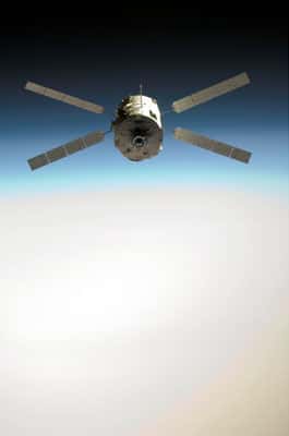 L'ATV Jules-Verne le 31 mars 2008, au-dessus du ciel nuageux, en approche de la Station spatiale internationale. © Nasa