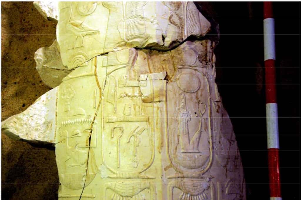 Un cartouche royal au nom d'Amenhotep III retrouvé à Louxor, non loin de hiéroglyphes semblables désignant son fils. © MSA (<em>Ministry of State for Antiquities</em>)