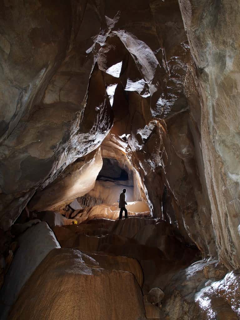 Coulée de calcite et gours (les blocs de concrétions) dans la grotte Marie-Louise Boumba en Haïti, en février 2013. © Jean-François Fabriol