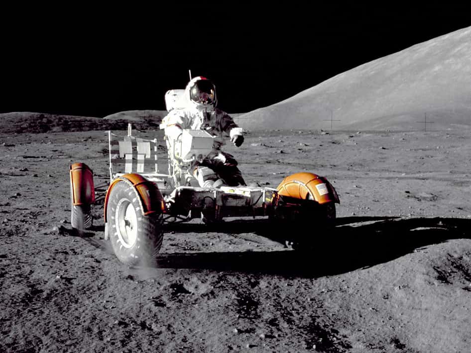 Eugene Cernan lors de la première sortie extravéhiculaire d'Apollo 17, en train d'essayer le rover. L'astronaute en est à sa troisième mission dans l'espace. Il a volé dans la capsule de Gemini 9 et a effectué une sortie extravéhiculaire autour de la Terre. Il a aussi participé en mai 1969 à la mission Apollo 10, durant laquelle, pilote du module lunaire, il a entamé avec Thomas Stafford une descente vers le sol lunaire pour tester la manœuvre d'alunissage. © Nasa
