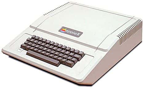 Avant le Mac, il y eut l'Apple II, qui fit le succès de la très jeune société Apple. D'un seul mouvement, on ôtait le capot pour ajouter ou changer une carte électronique, ce qui a permis de brancher cet ordinateur sur toutes sortes d'appareils : imprimantes, écrans différents, voire instruments de laboratoire. À partir du Macintosh, Apple a tourné le dos à cette idée de l'architecture ouverte, privilégiant la facilité d'utilisation. © Apple