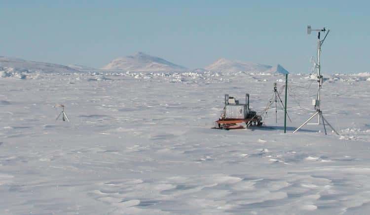 Instruments météorologiques et d'analyse chimique, installés dans la station Alert, sur le territoire Nunavut. © Samuel Morin