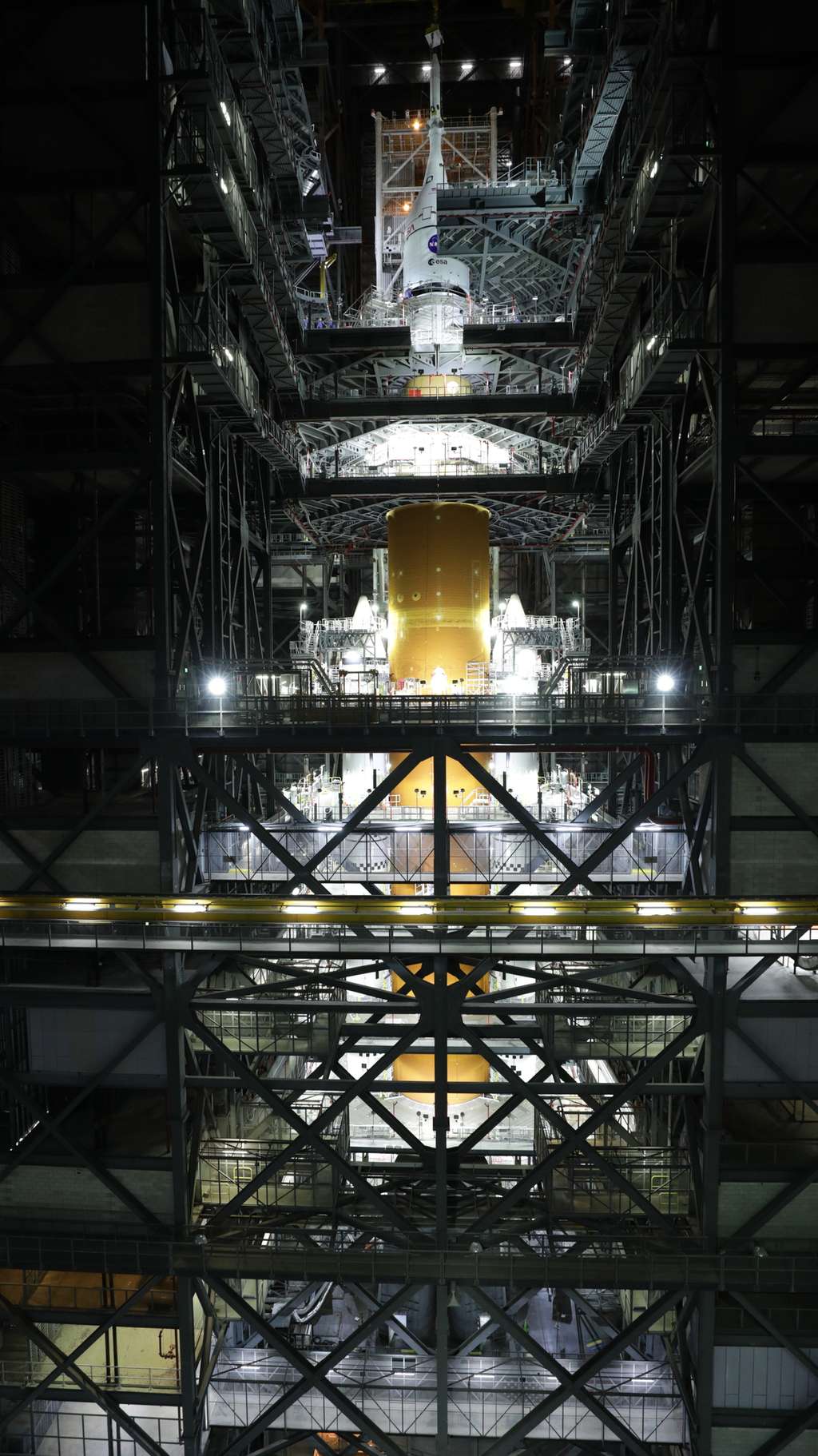 Le lanceur lourd SLS pour la mission Artemis I est au complet ! © Nasa