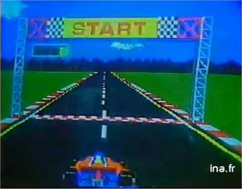 Un jeu d'Atari qui fait fureur en 1983 : une véritable course de voitures, avec freinages, accélérations, dérapages et carambolages ! Pour l'instant, on ne le trouve que dans des salles de jeux, mais dans moins d'un an on pourra y jouer chez soi sur un ordinateur personnel. Une révolution est en marche. © Ina