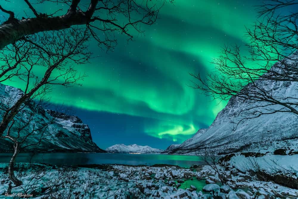 Aurore boréale au-dessus de la Norvège dans la nuit du 10 janvier 2014. Les aurores polaires pourraient s’intensifier avec la récente et violente éruption solaire. © Harald Albrigsten