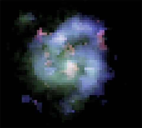 Il est représenté ici une vraie image de la grande galaxie spirale BX442 telle qu'elle était il y a 10,7 milliards d'années. Elle a été composée à partir d'observations faites par Hubble et le télescope Keck à Hawaï. © David Law, <em>Dunlap Institute for Astronomy & Astrophysics</em>
