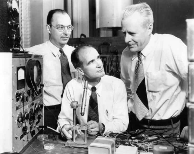 De gauche à droite sur cette image prise en 1948 : John Bardeen, William Shockley et Walter Houser Brattain. Les trois chercheurs ont reçu le prix Nobel de physique pour leur invention du transistor à semi-conducteurs. © DP