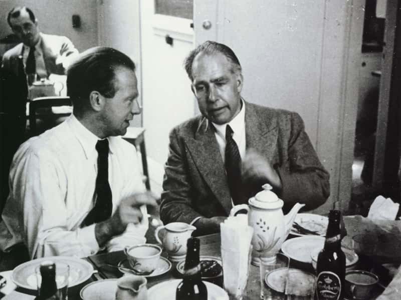 De gauche à droite, Werner Heisenberg et Niels Bohr, deux des pères fondateurs de la mécanique quantique, la théorie expliquant la physique quantique. © AIP, <em>Niels Bohr Library</em>