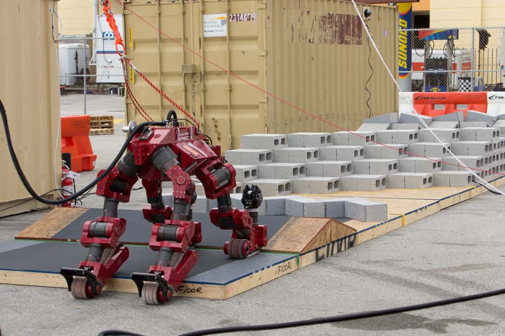 Le robot Chimp développé par l’université Carnegie-Mellon. Pour s’adapter au terrain, ce robot bipède utilise ses chenilles et se transforme en minitank. © <em>Darpa Robotics Challenge</em>