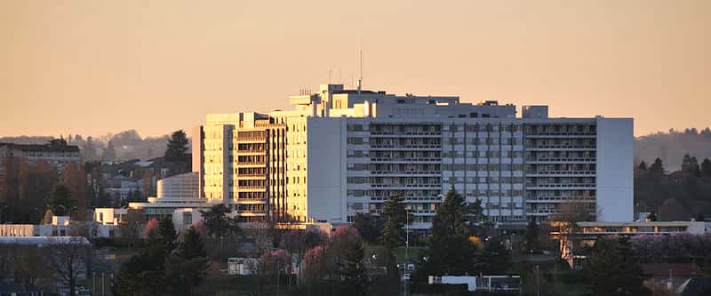 Le Centre hospitalier universitaire de Limoges (ici en image) est l'un des premiers hôpitaux français à avoir utilisé le robot Da-Vinci. © croucrou, Wikimedia Commons, cc by sa 3.0