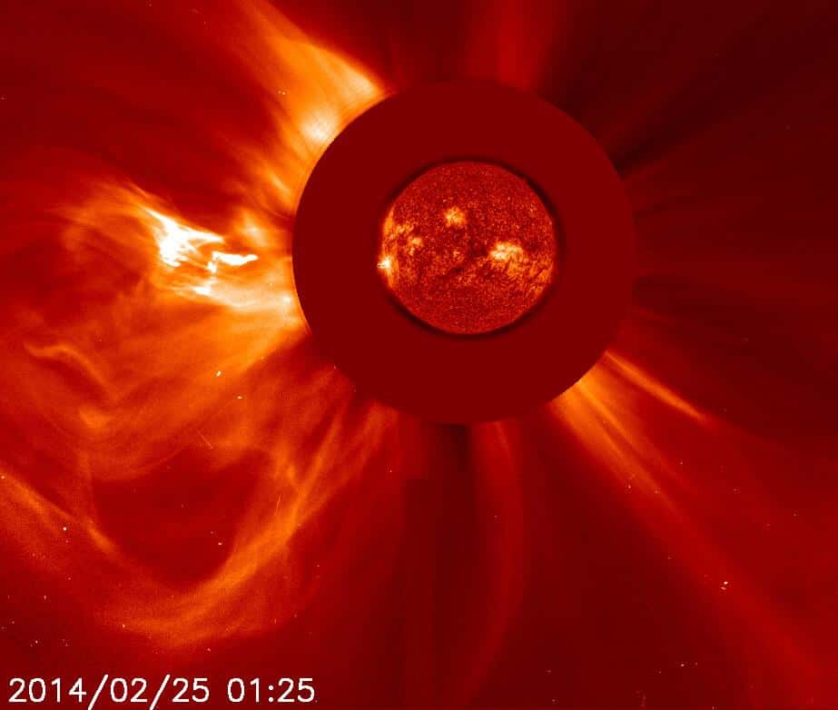 Éjection de masse coronale observée dans la foulée de la puissante éruption solaire. Le flux de particules ne se dirige pas vers la Terre. Sur l'image ci-dessus le Soleil est masqué par un coronographe. © Nasa, Esa, Soho