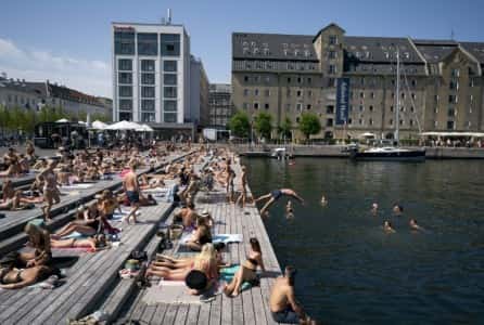 Bains de soleil et baignades devant le Théâtre national de Copenhague pendant un épisode de canicule, le 25 juillet 2019 au Danemark. © Liselotte Sabroe, Ritzau Scanpix, AFP