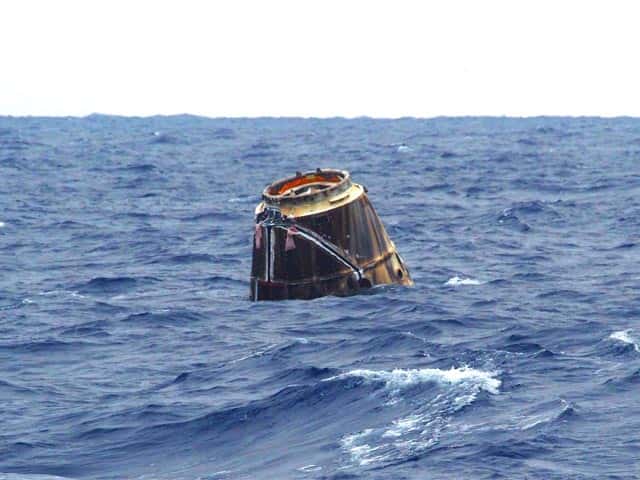 La capsule Dragon flotte sur l'océan Pacifique, ce jeudi 31 mai, peu après 15 h 42 TU. © SpaceX