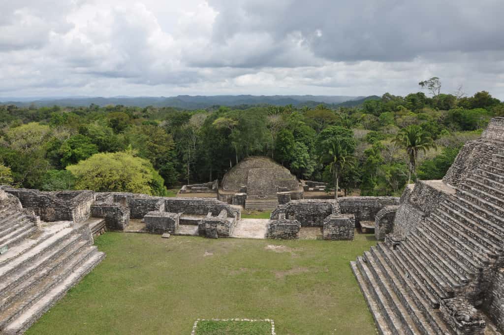 Vue depuis le sommet du temple maya Caana à Caracol (Belize). Cette ville possédait trois grands points d'eau. Les sécheresses les ont peut-être asséchés, provoquant alors la mort de la cité ? © Douglas Kennett,<em> Penn State</em>
