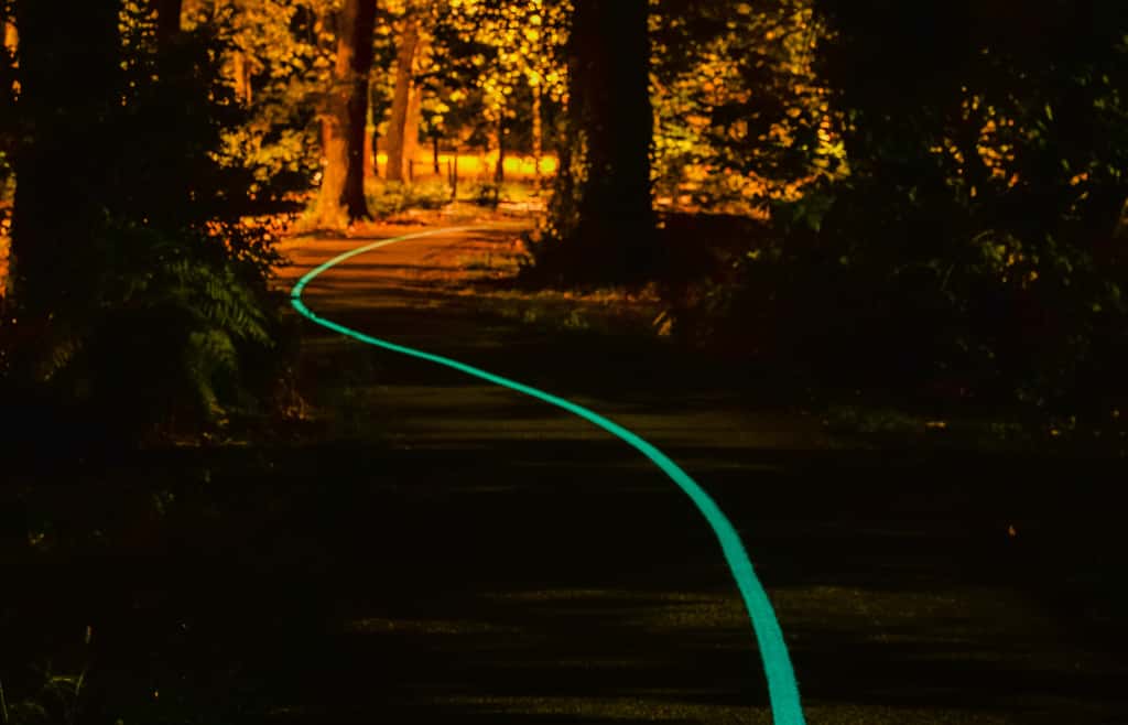 La peinture phosphorescente inventée par la startup Olikrom contient des pigments qui éclairent la route jusqu’à 100 mètres. © Olikrom