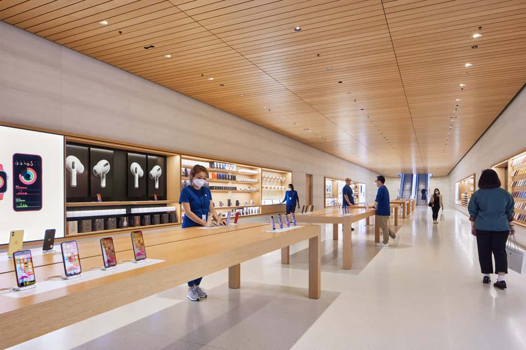 Le magasin accueille 148 employés parlant collectivement 23 langues. © Apple