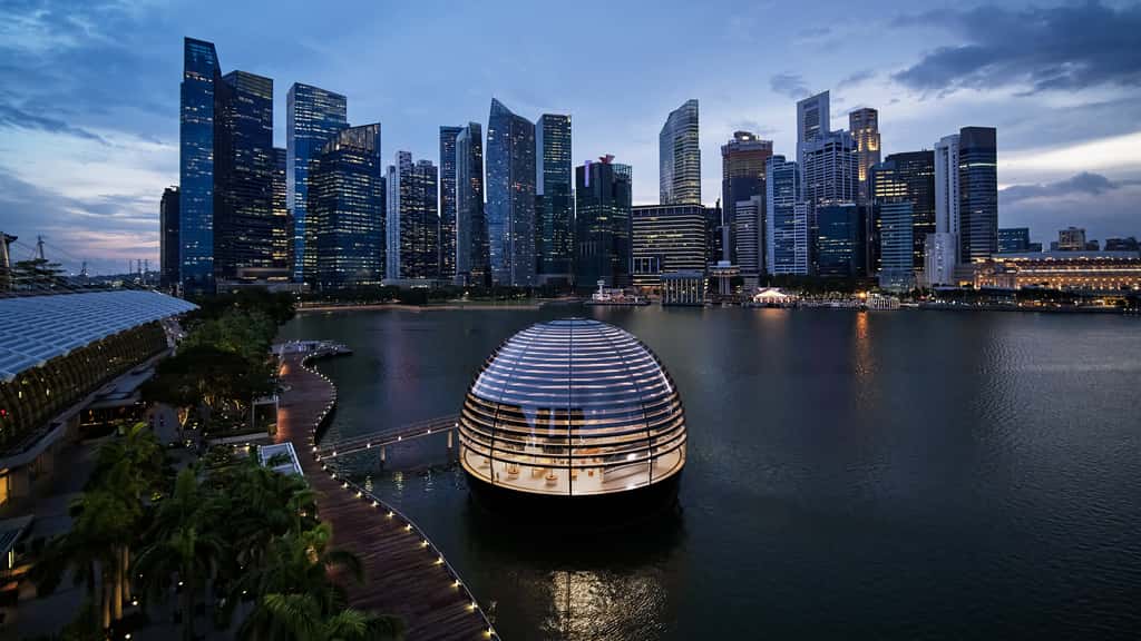 Le dôme flottant offre une vue à 360° sur Marina Bay Sands, un immense complexe commercial et hôtelier de Singapour. © Apple