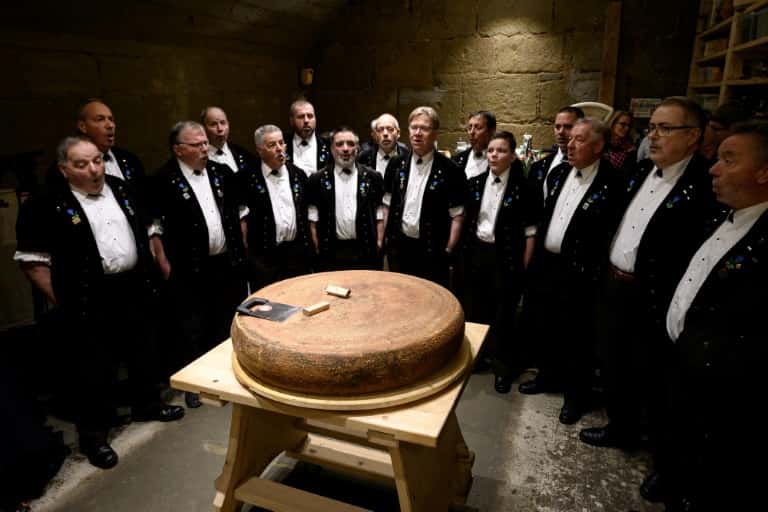 Un jury d’experts s’est réuni le 16 mars dernier à Berthoud pour déterminer si les meules d’Emmental avaient un goût différent selon la musique à laquelle elles avaient été exposées. © Fabrice Coffrini, AFP