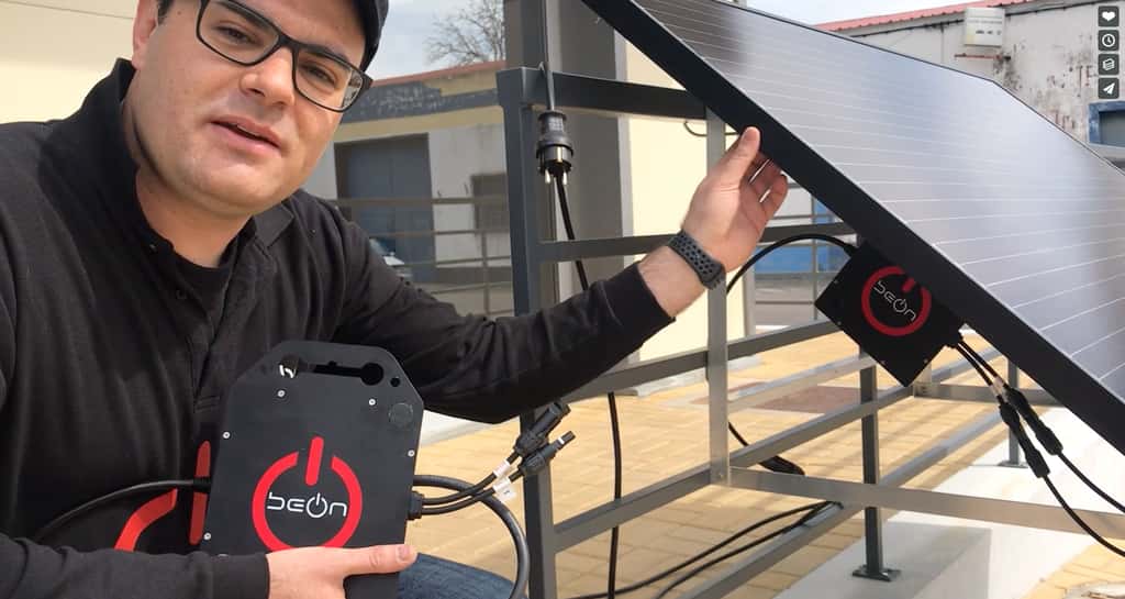 BeON Energy a mis au point un kit solaire prêt à installer qui se branche sur une simple prise de courant. © BeON Energy