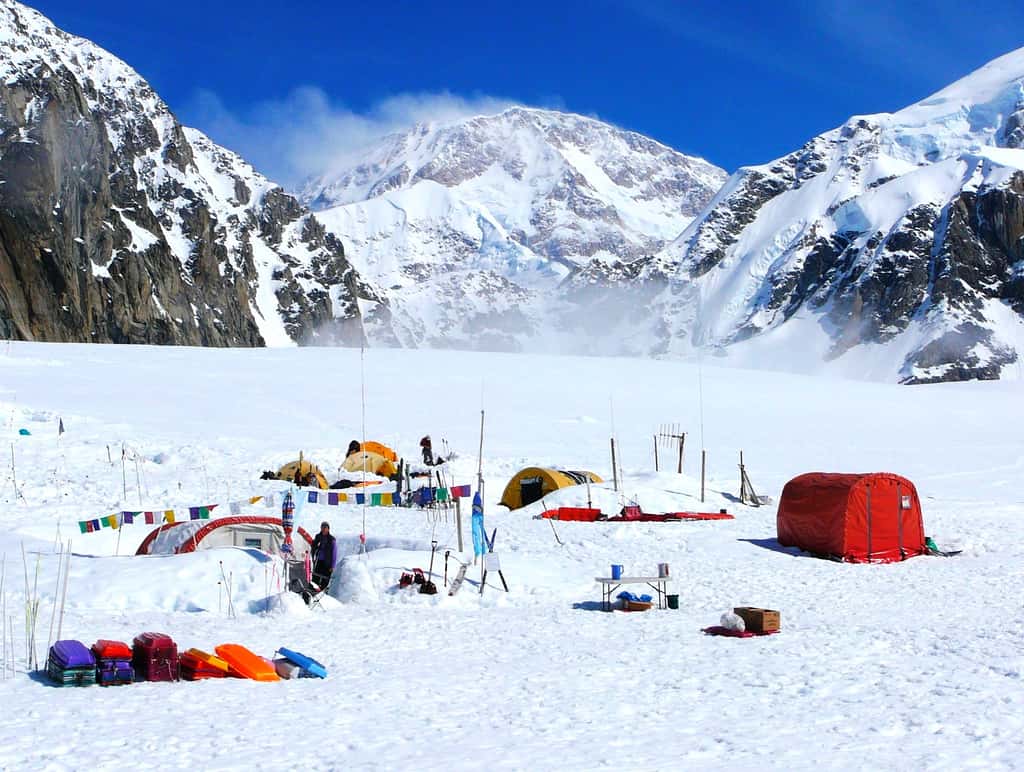 Les déjections commencent à réapparaître au premier camp de base, situé à 2.200 mètres d’altitude. © Freesolo Adventures, Flickr