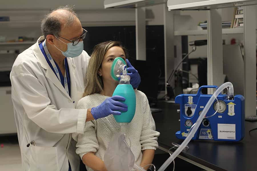Le masque ClearMate, développé par la start-up Thornhill Medical, permet d’éliminer l’alcool trois fois plus rapidement. © <em>University Health Network</em>