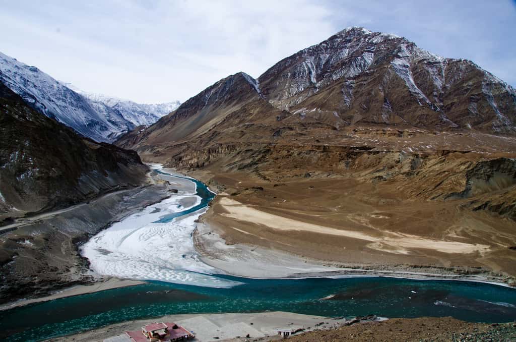 La confluence entre le Zanskar et l’Indus en Inde. Les glaciers himalayens alimentent en eau dix des plus importants réseaux fluviaux du monde. © Pradeep Kumbhashi, Flickr