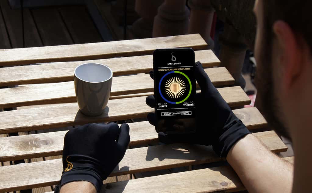 Un capteur à l'intérieur des gants est connecté à une application mobile qui indique le temps de désinfection. © Spinali Design
