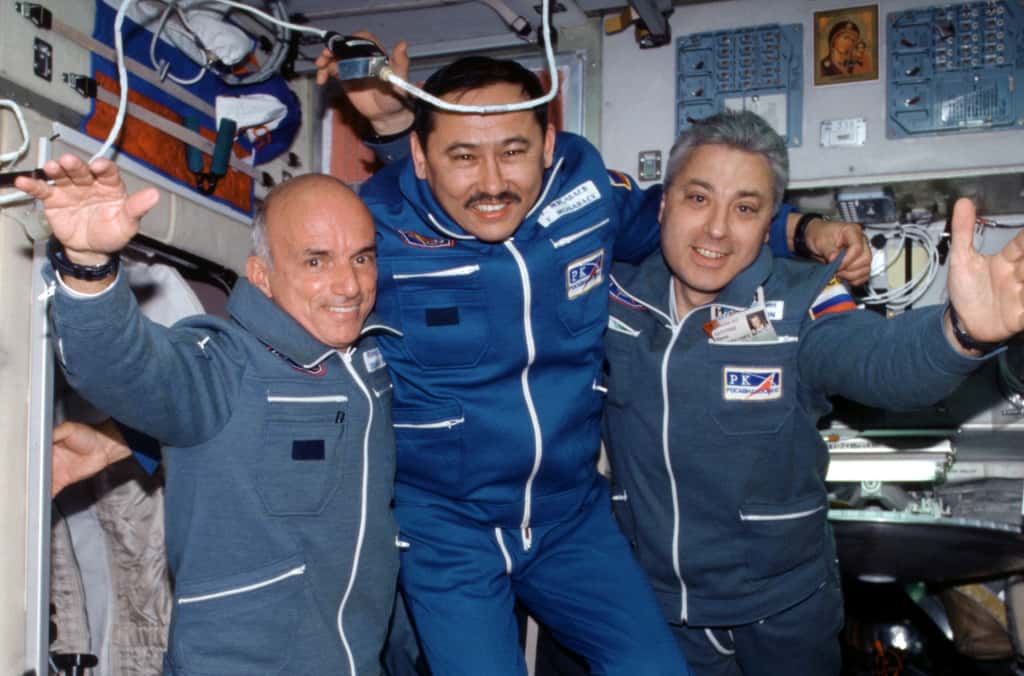 Dennis Tito (à gauche), avec les cosmonautes Talgat Musabayev et Yuri Baturin. © Nasa