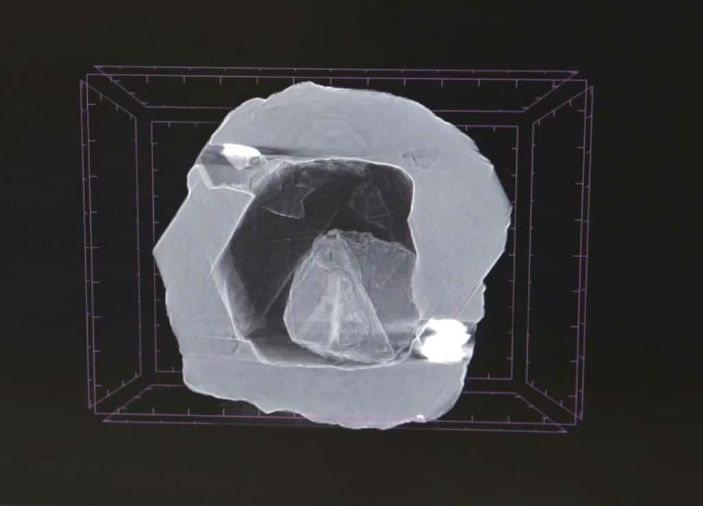 Le diamant Matrioshka vu aux rayons X : le petit diamant de 4 mg se déplace librement à l’intérieur d’une cavité d’un autre diamant de 124 mg. © Alrosa