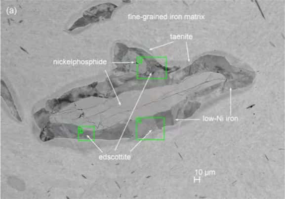 L’edscottite est présente sous forme de tranches en sandwich entre d’autres minéraux. © Chi Ma & Alan E. Rubin, American Mineralogist, 2019