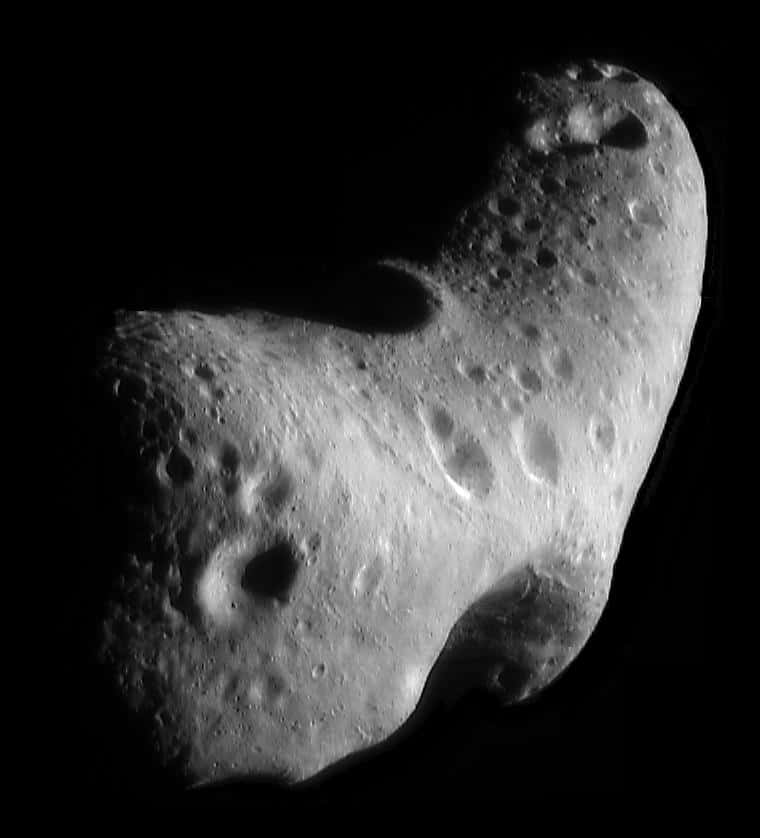 L’astéroïde Éros, sur lequel s’est posée la sonde Near-Shoemaker en 2001. © Nasa, JPL/JHUAPL