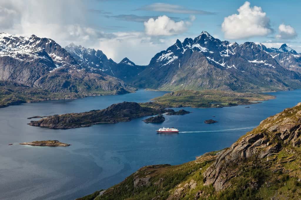 La compagnie de croisière Hurtigruten prévoit d’équiper au moins six de ses navires de systèmes de propulsion biogaz et de batteries associés à des moteurs GNL d’ici 2021. © Hurtigruten, Facebook