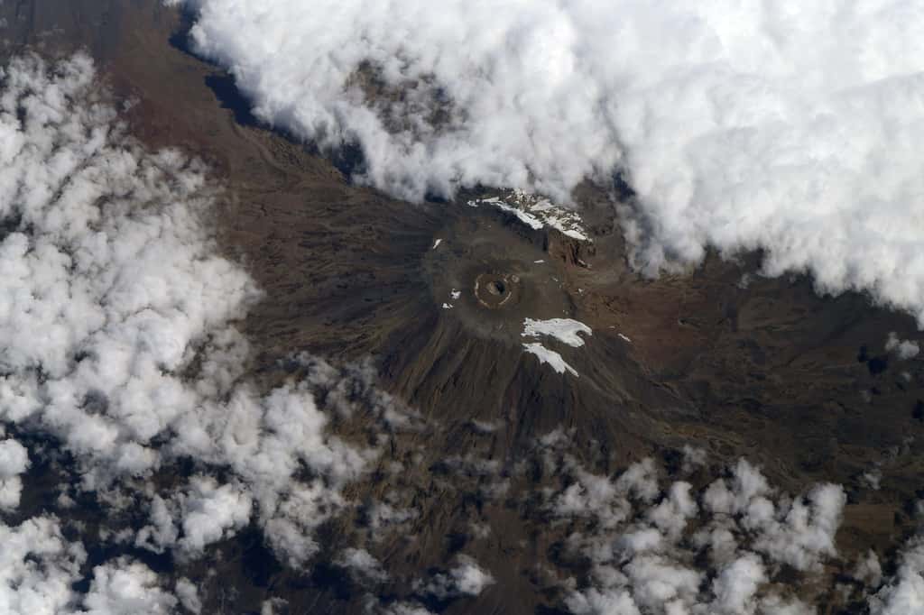 Le Kilimandjaro (Tanzanie). « <em>Le plus haut sommet d’Afrique possède en fait trois volcans éteints</em> ». Photo prise le 23 septembre 2021. © Thomas Pesquet, ESA/Nasa