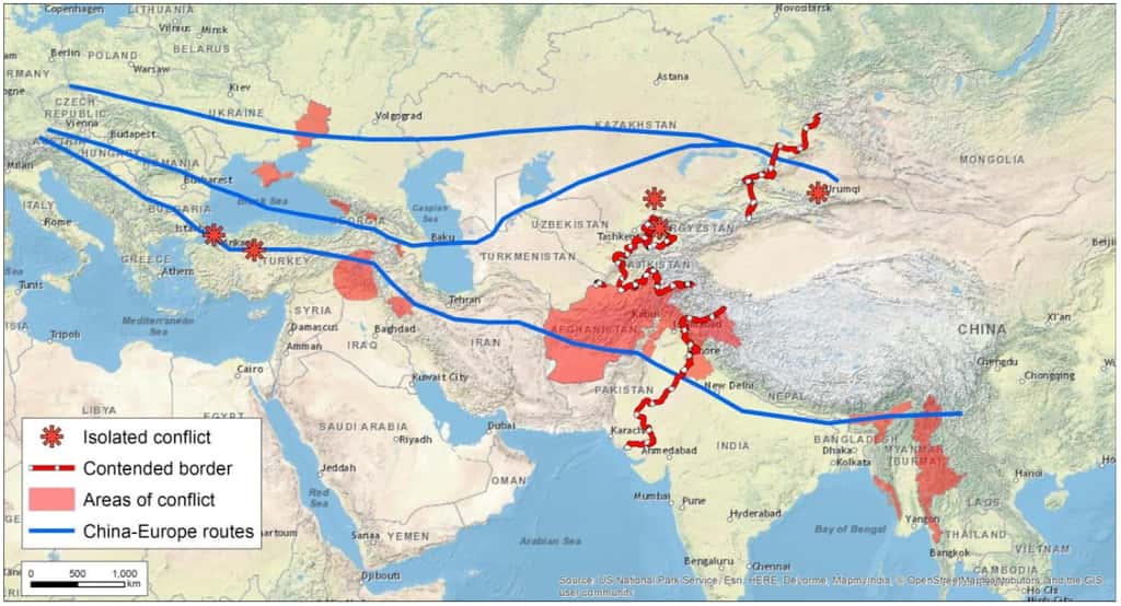 Les trois itinéraires possibles de la route de la soie électrique : le premier, au nord, d’une longueur de 5.600 km, passerait par le Kazakhstan et l’Ukraine. Le deuxième, dit « central », s’étire sur 6.500 km et le troisième, <em>via</em> l’Inde, l’Iran et la Turquie, mesure 8.600 km, mais elle traverse des régions potentiellement riches en vent et en soleil, qui pourraient donc venir s’ajouter au réseau. © JRC