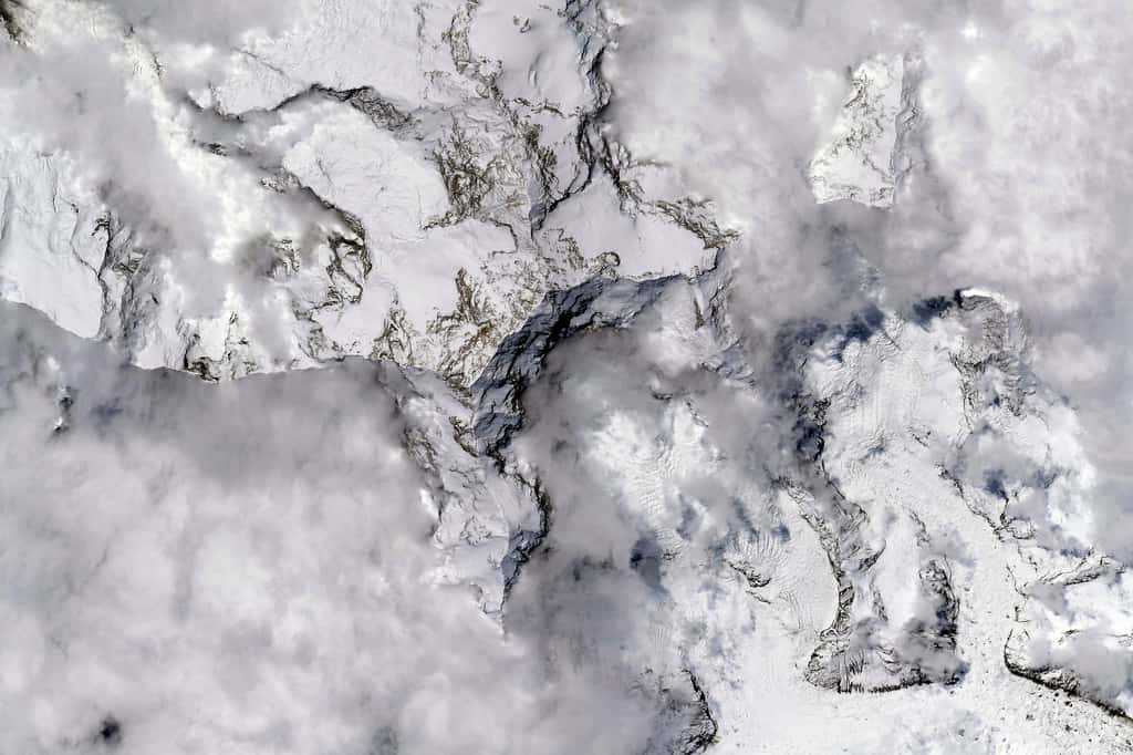 Mont Everest. « <em>Un des plus hauts sommets les plus compliqués à repérer depuis l'espace vu l’immensité de l'Himalaya : qu'est-ce qui ressemble plus à un très haut sommet que le sommet voisin ? D’ici, ils ont tous l’air… petits</em> ». Photo prise le 31 mai 2021. © Thomas Pesquet, ESA/Nasa