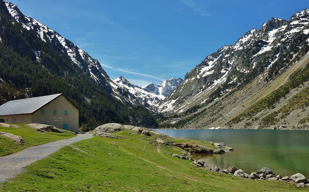 Le lac de Gaube au cœur du Parc national des Pyrénées. © thierry llansades, Flickr