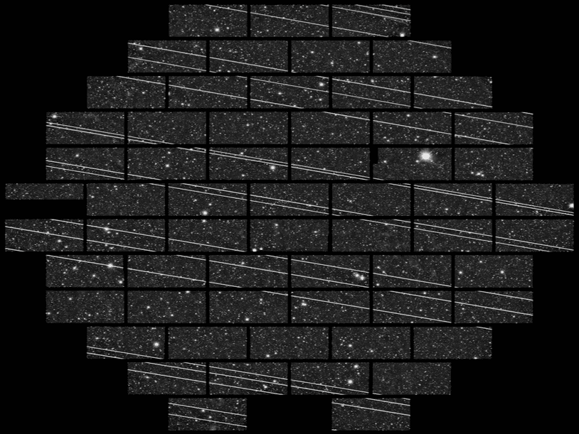 Les satellites Starlink sont clairement visibles sur cette mosaïque d’images astronomiques. © <em>NSF’s National Optical-Infrared Astronomy Research Laboratory/NSF/AURA/CTIO/DELVE</em>