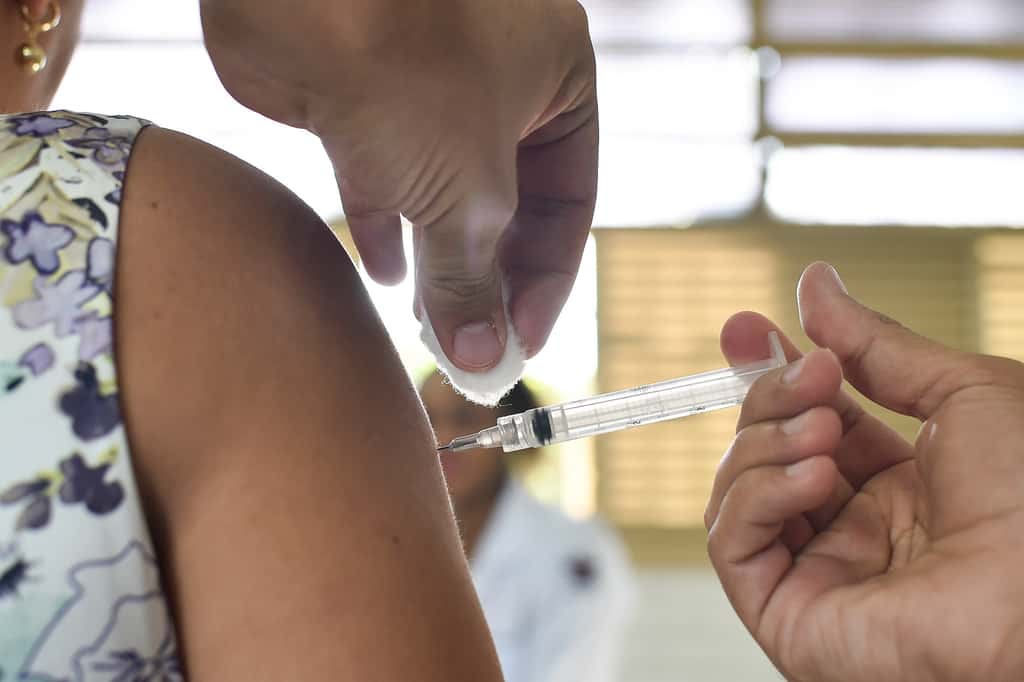 La méfiance envers la vaccination fait peser une menace sur les populations les plus fragiles. © Agência Brasília, Flickr