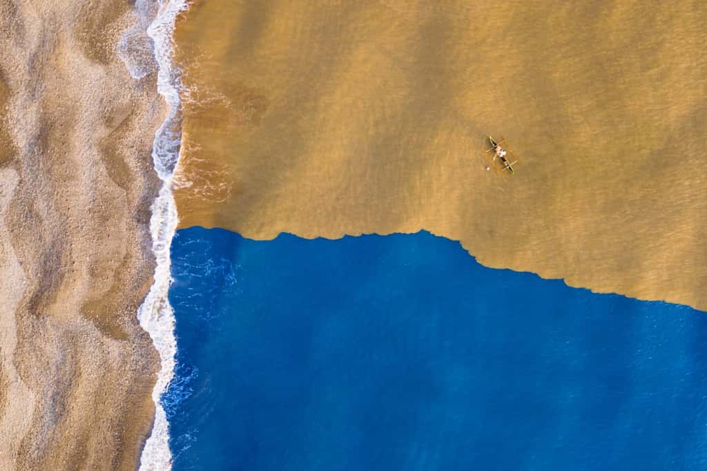 Les eaux boueuses rencontrent le bleu de l’océan, Timor oriental. © JGalamba, Dronestagram